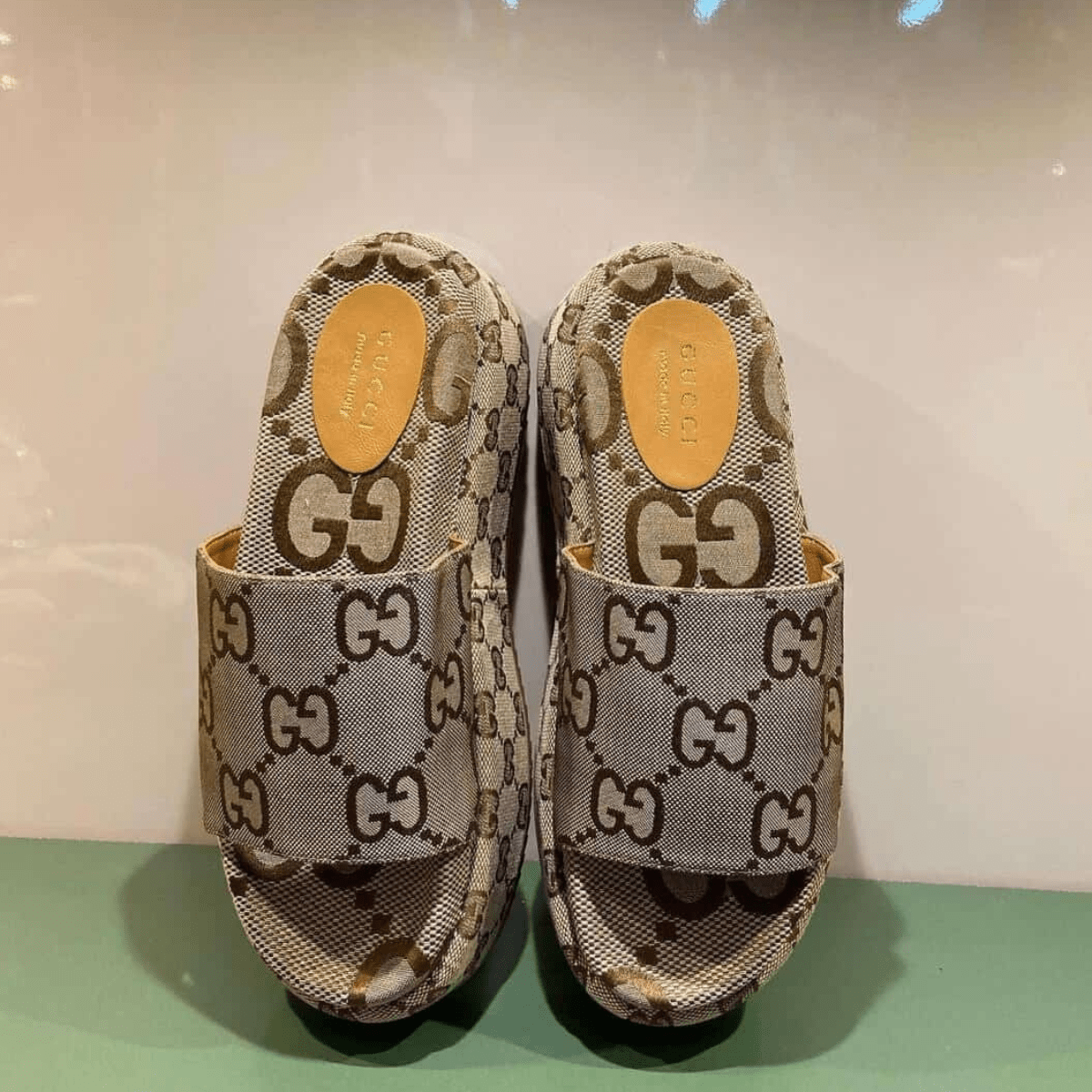Gucci Dionysus Mini Tasche & Angelina Flache Sandalen Set – Beige Monogram