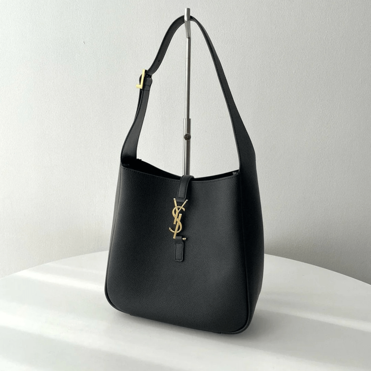 Yves Saint Laurent – Le 5 à 7 Bea Tasche aus genarbtem Leder