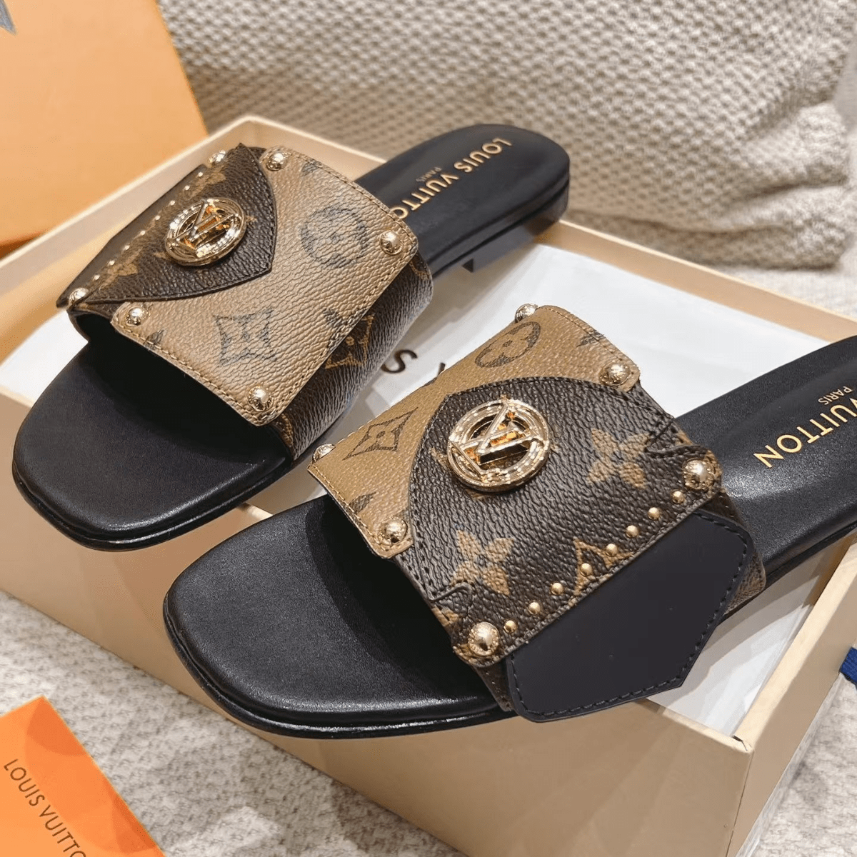 Louis Vuitton – Vanity PM & Frame Sandalen Set