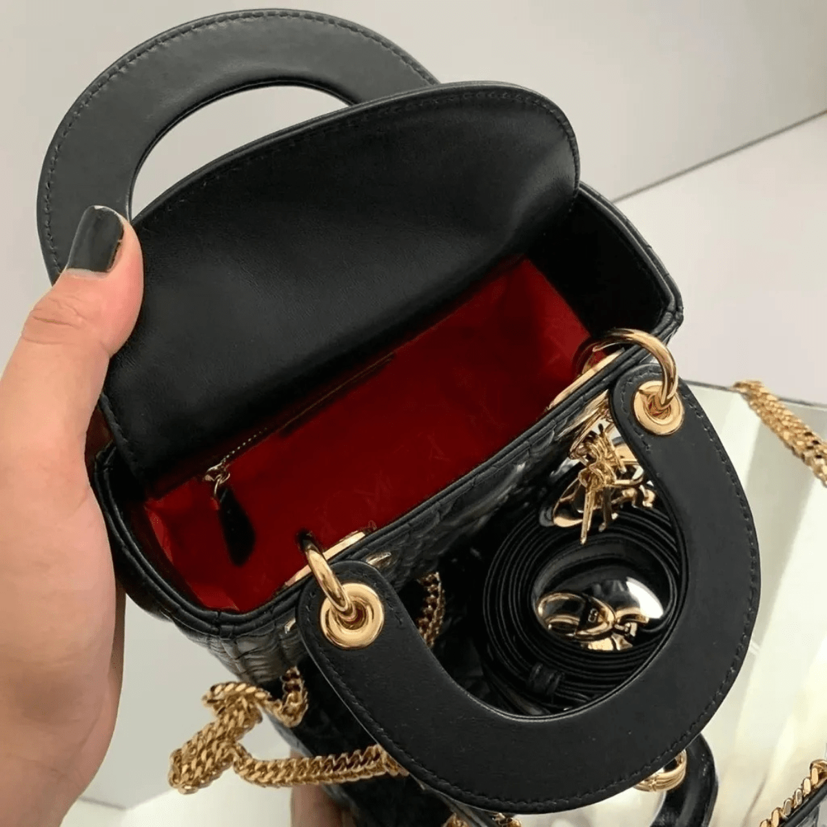Dior – Set: Mini Lady Dior Tasche in Schwarz & Dior Chrono Sneaker