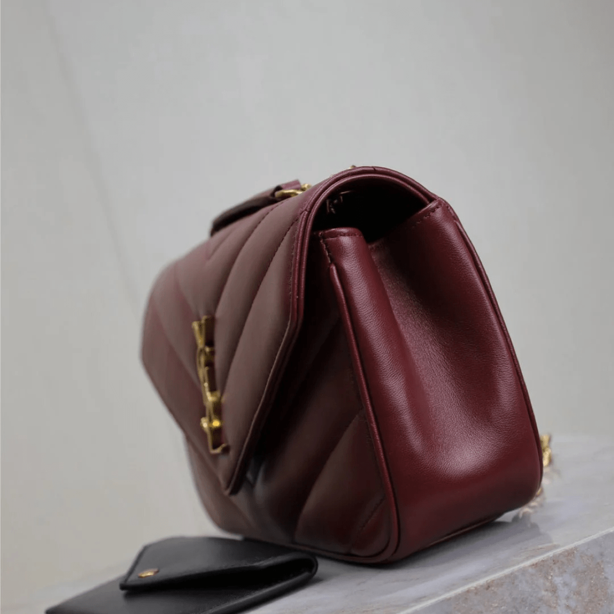Saint Laurent – Loulou Small Matelassé Lammledertasche in Bordeaux