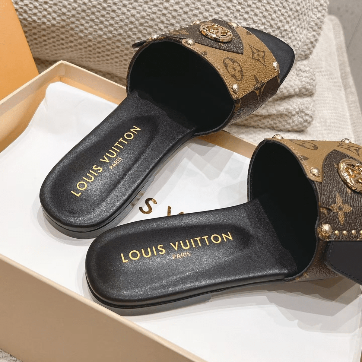 Louis Vuitton – Vanity PM & Frame Sandalen Set