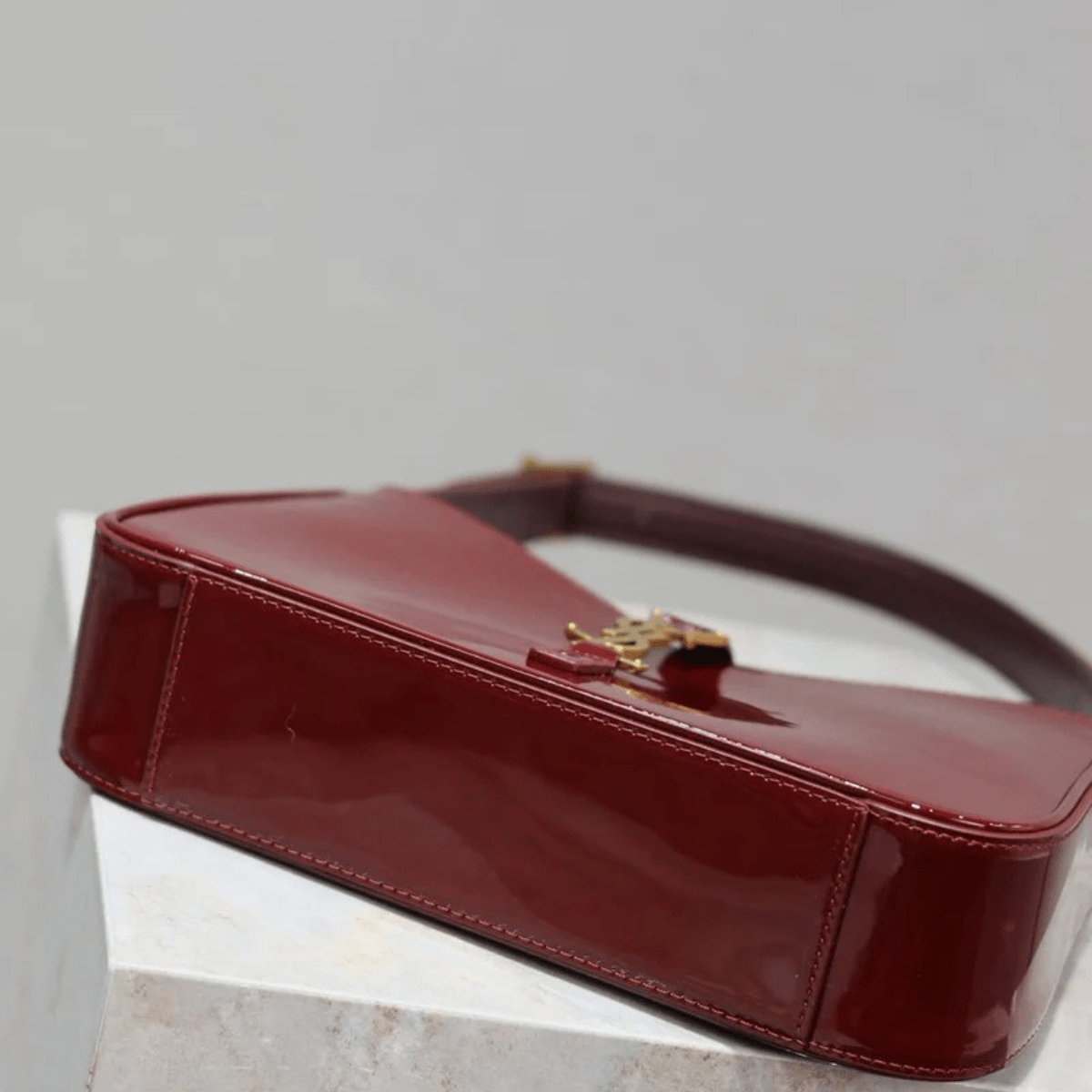 Yves Saint Laurent – Le 5 à 7 Tasche aus Lackleder