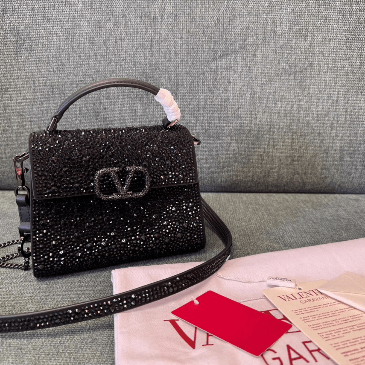 Valentino Garavani – VSLING Mini Tasche mit Kristallen in Schwarz
