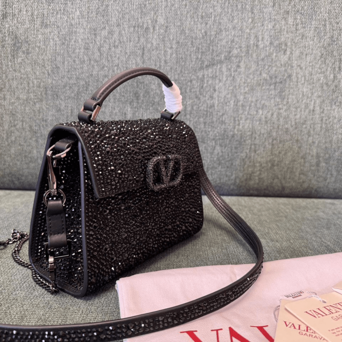 Valentino Garavani – VSLING Mini Tasche mit Kristallen in Schwarz
