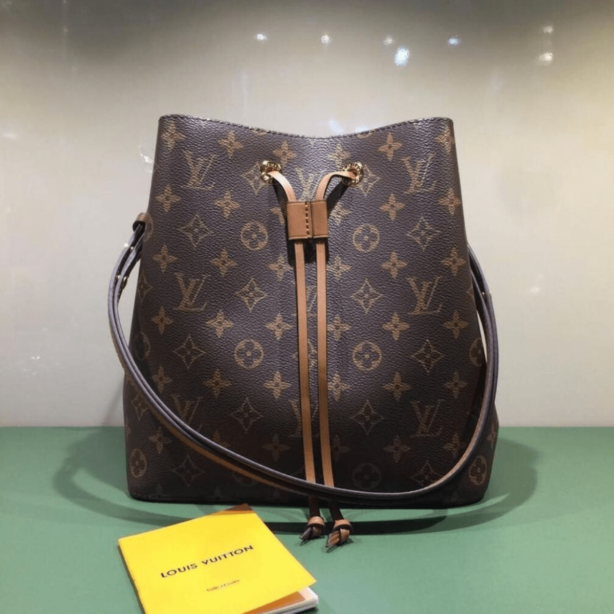Louis Vuitton – Néonoé MM
