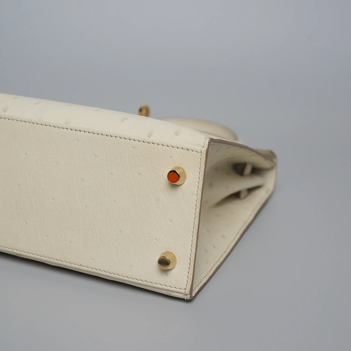 Hermès Kelly 25 in Beton Straußenleder mit goldener Hardware