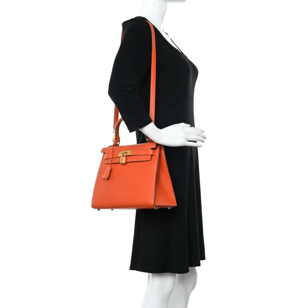 Hermès Kelly 25 Tasche mit goldener Hardware in Orange