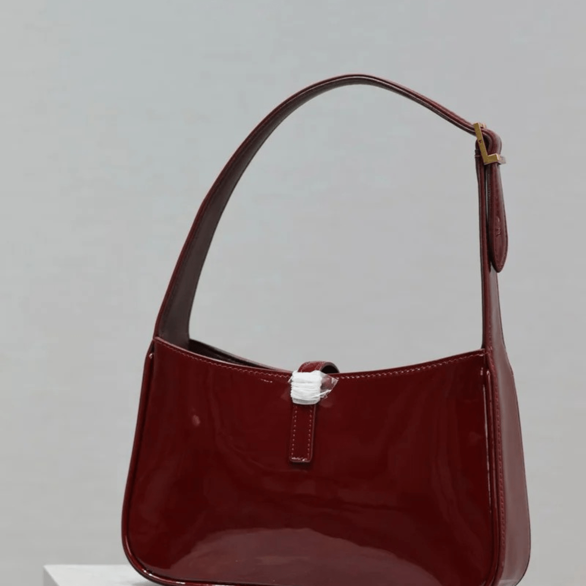 Yves Saint Laurent – Le 5 à 7 Tasche aus Lackleder