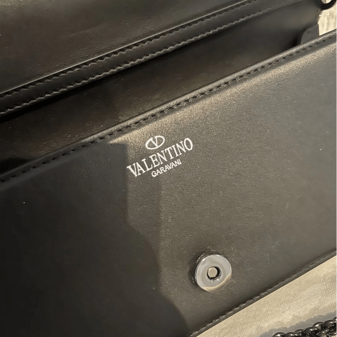 Valentino Garavani – Locò Small Schultertasche mit Kristall-Logo